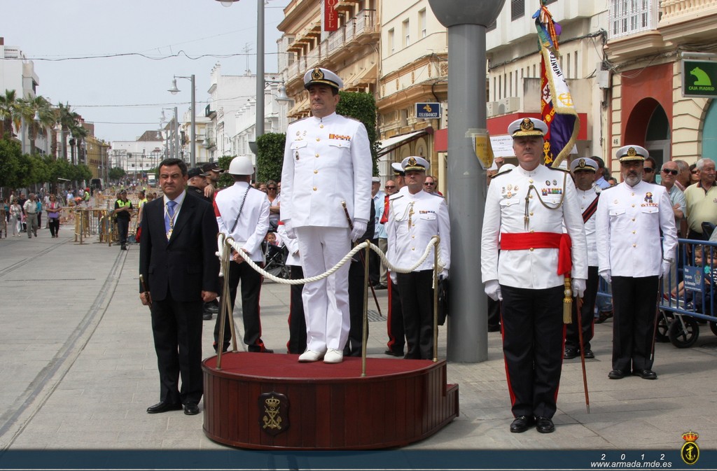 El Almirante jefe de Apoyo Logístico de Cádiz recibe los Honores de Ordenanza